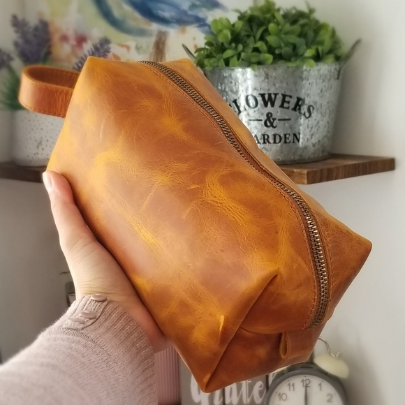 SOLD OUT • L  Premium Leather Dopp Kit Makeup Bag - Picture 2 of 6